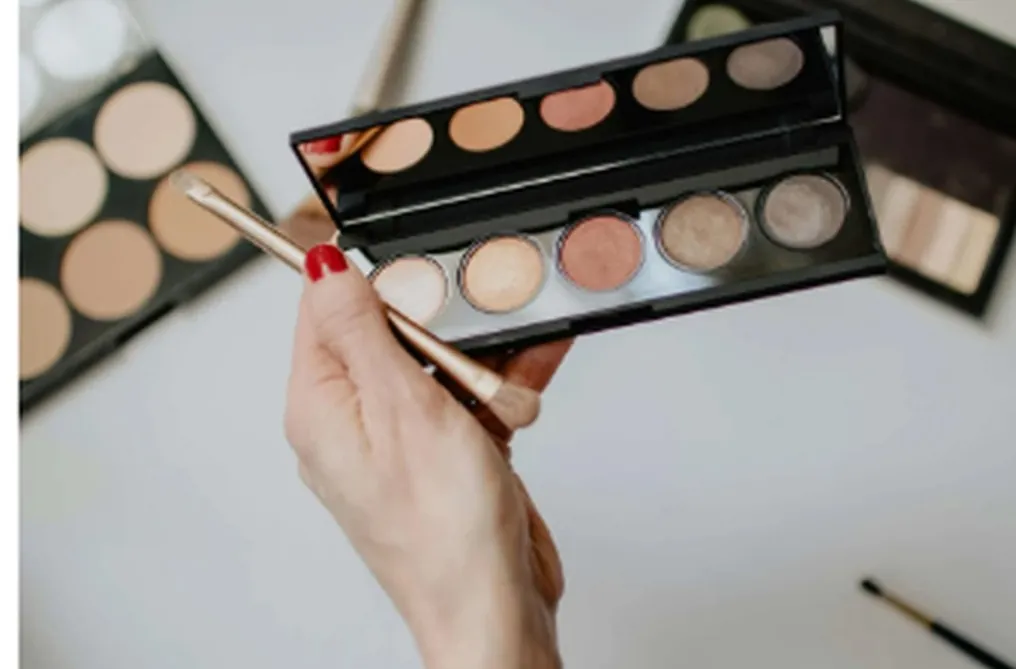 Paleta de sombras e pincel